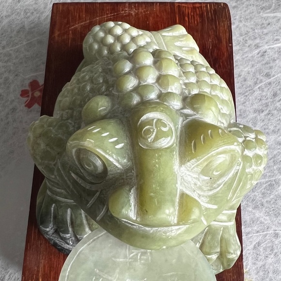 🌸 3 Legged Green Jade Frog w/ Jade Coin on display Wood - Picture 14 of 15